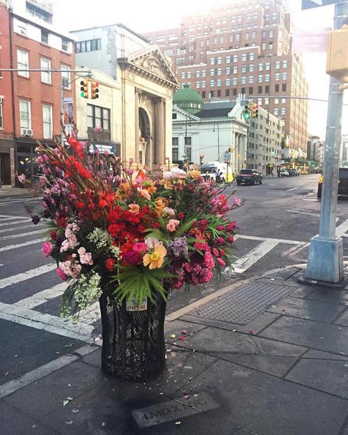 флорист украшает город цветами
