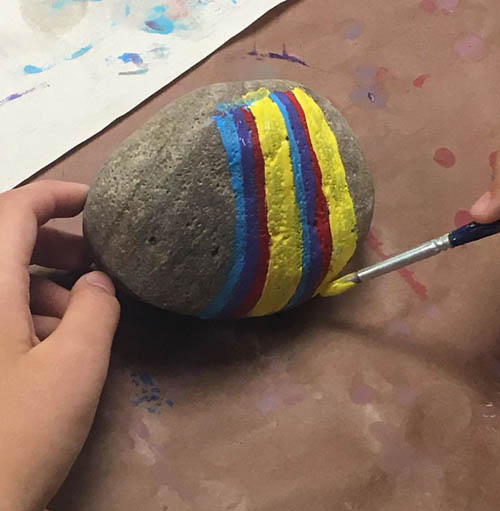 школьники раскрасили камни