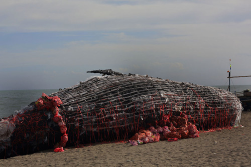 скульптура мёртвого кита