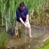 гольфист запустил клюшку в пруд