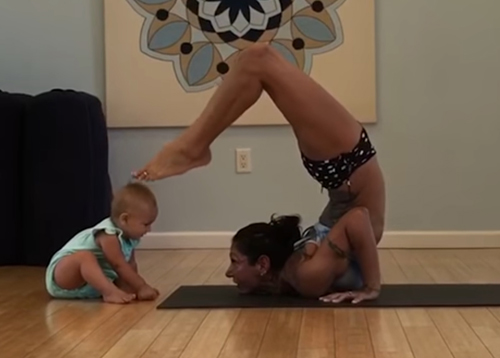 мама приучает дочку к йоге