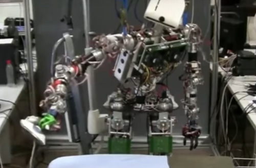 робот умеет гладить