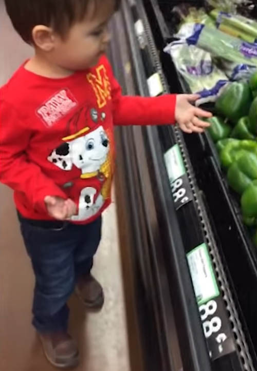 малыш покупает овощи