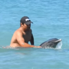 семья отдыхающих спасла дельфина
