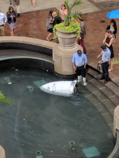 робот упал в фонтан