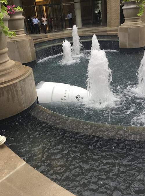 робот упал в фонтан