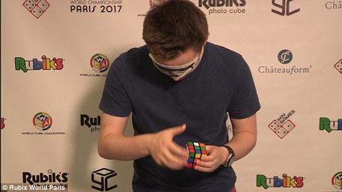 собрал кубик рубика вслепую
