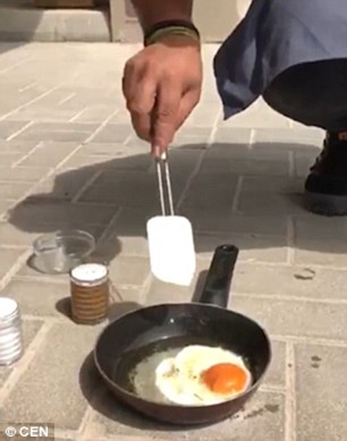 мужчина пожарил яичницу на солнце