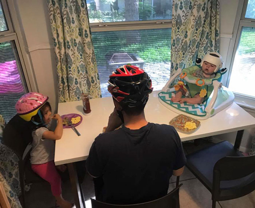семья поддержала ребёнка в шлеме
