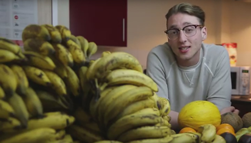 студент ест 150 бананов в неделю