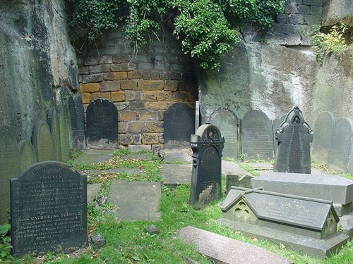 призрак на старом кладбище