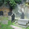 призрак на старом кладбище