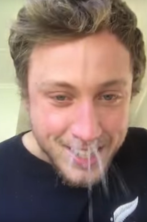 мужчина промыл нос и снял видео