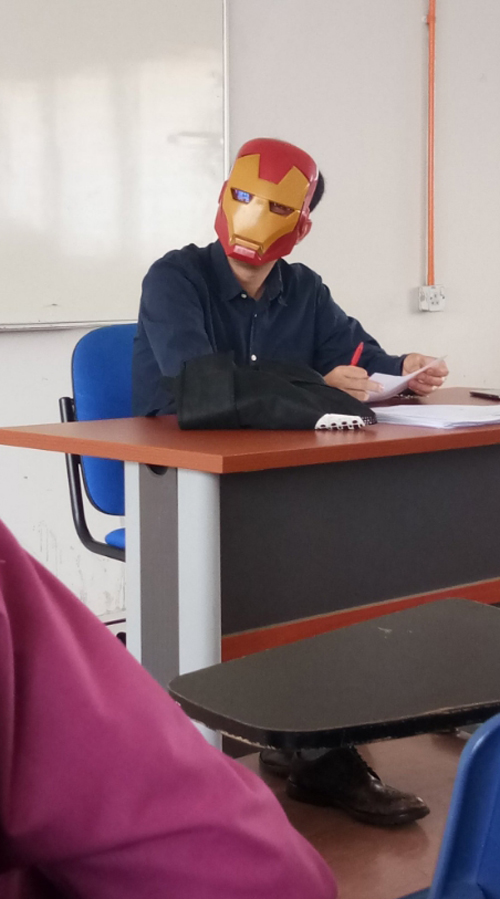 преподаватель носит маску
