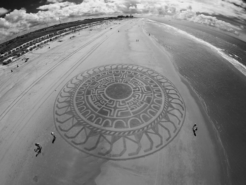рисование на песке на пляже