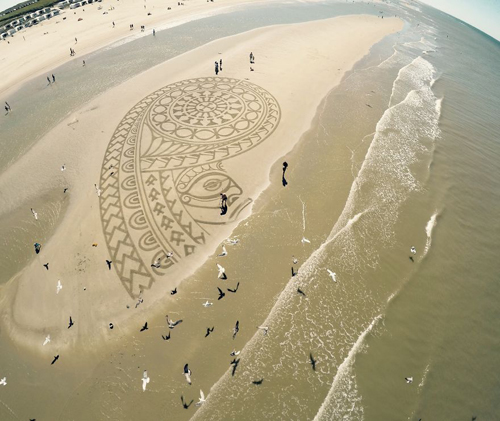 рисование на песке на пляже