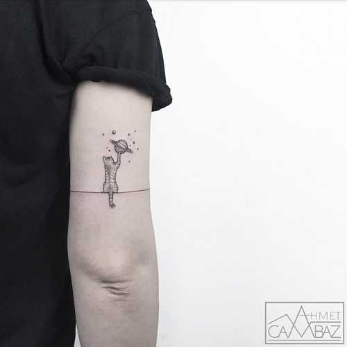 карикатурист делает татуировки