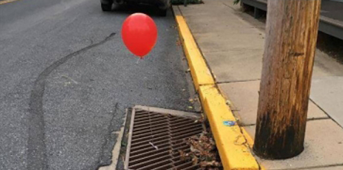 красные шарики украшают город