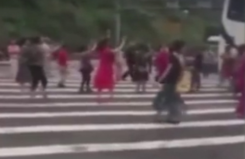 туристы танцевали на дороге