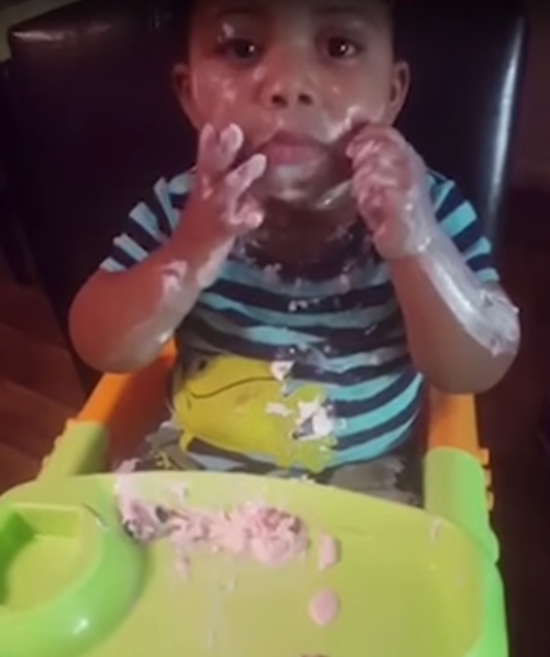 малыш любит йогурт