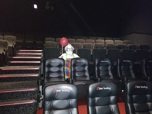 жуткий клоун пришёл в кинотеатр