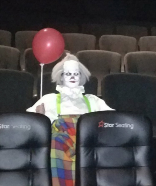 жуткий клоун пришёл в кинотеатр