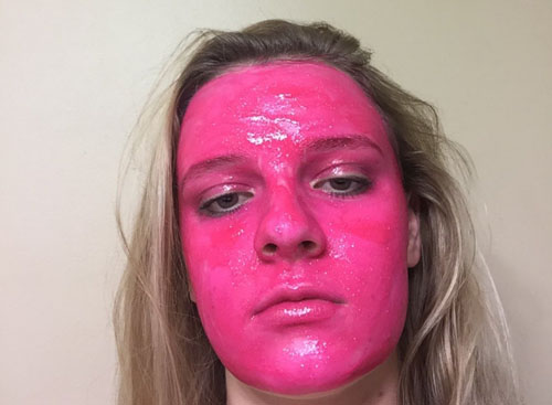 лицо в розовой краске