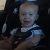 малыш внутри машины на мойке