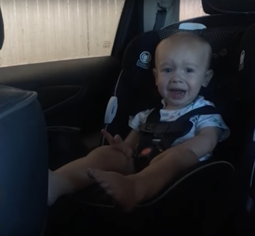 малыш внутри машины на мойке