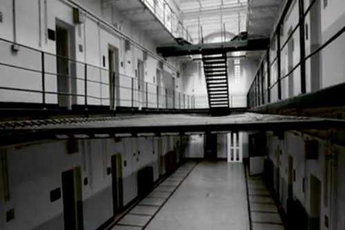 зловещая тюрьма с призраками