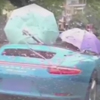 с зонтиком в кабриолете под дождём