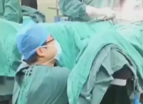 хирург оперировал стоя на коленях