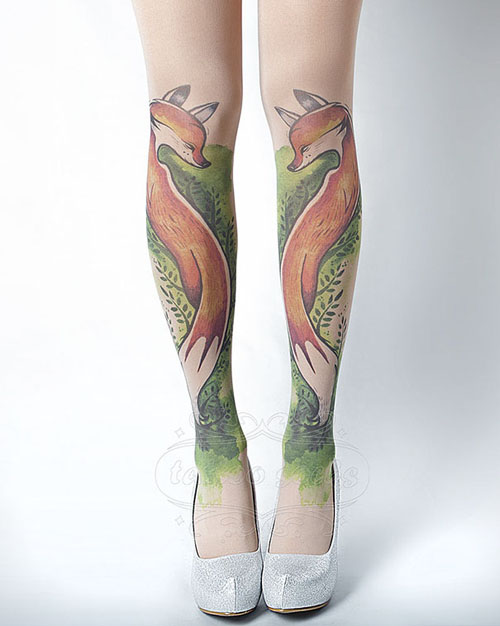 «Татуированные» чулки понравятся всем желающим сделать на ногах татуировку