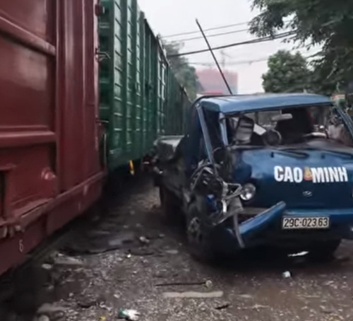 поезд задел и уничтожил грузовик