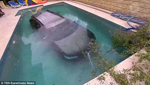 машина упала в бассейн