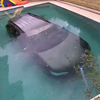 машина упала в бассейн