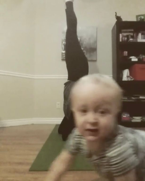 малыш на видеозаписи с йогой