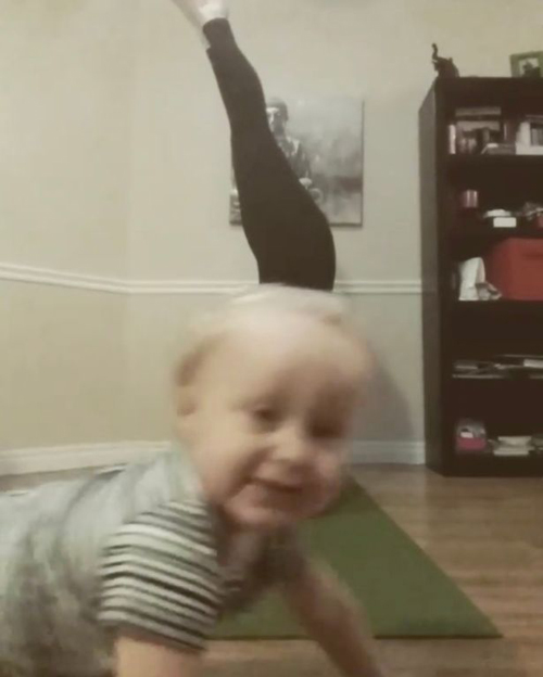 малыш на видеозаписи с йогой