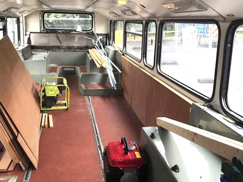 автобус стал приютом для бездомных