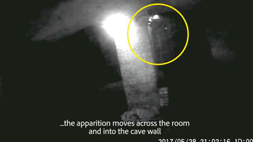 призрак с фонарём в пещере