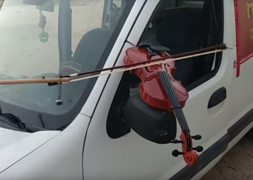 автомобиль играет на скрипке