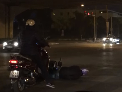 пьяный мотоциклист упал на дорогу