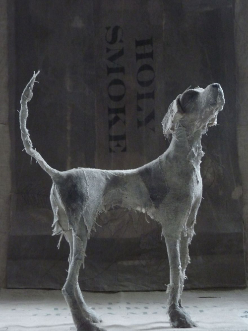 скульптуры собак из ткани