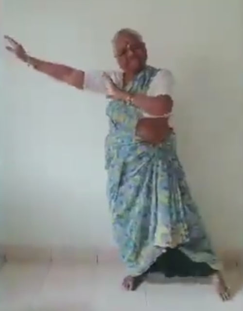 старушка исполнила индийский танец