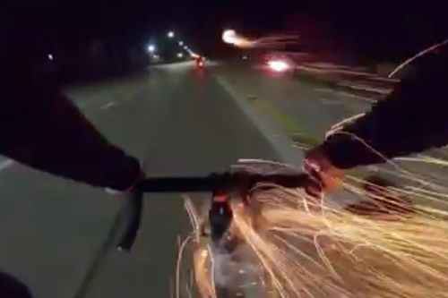 велосипедист стрелял фейерверками