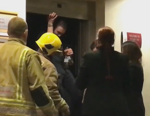 сотрудники застряли в лифте