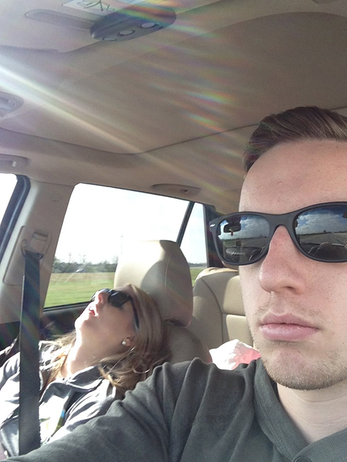 фото спящей в машине жены