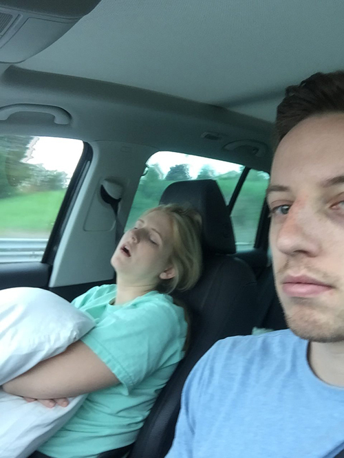 фото спящей в машине жены