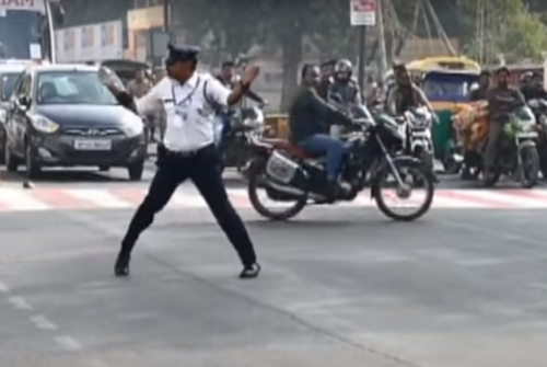 полицейский танцует на перекрёстке