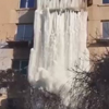 замёрзший водопад на здании